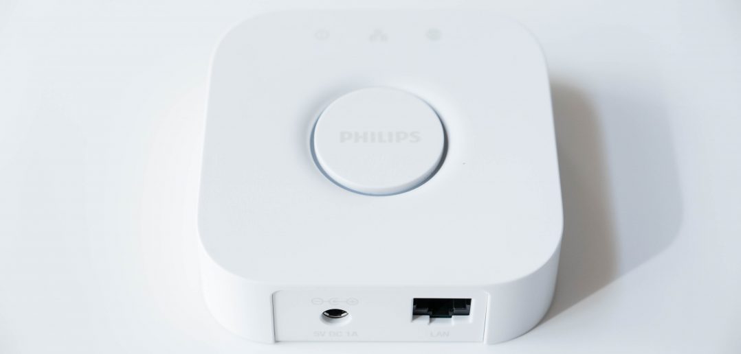 Philips Hue Bridge hinten schräg