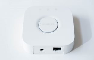 Philips Hue Bridge hinten schräg