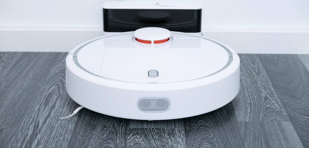 Xiaomi Mi Staubsauger Roboter im Test vorne mit Station