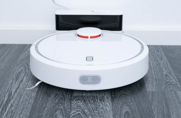 Xiaomi Mi Staubsauger Roboter im Test vorne mit Station