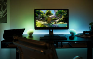 (c) Philips Lightning