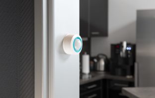 Luminea Home Control WLAN-Temperatur- & Luftfeuchtigkeits-Sensor