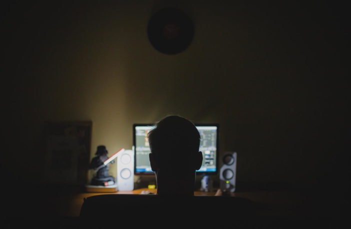 Schreibtisch Computer Nacht Hacker anonym