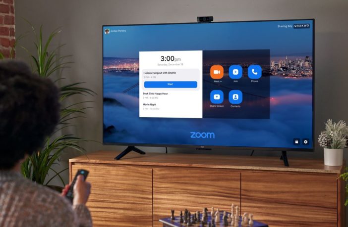 Fire TV Omni Series Fernseher mit geöffneter Zoom App