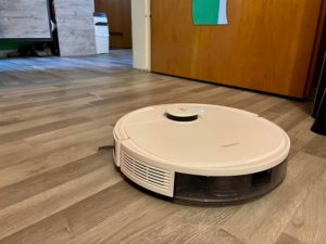 Der Deebot N8+ auf dem Weg in einen anderen Raum