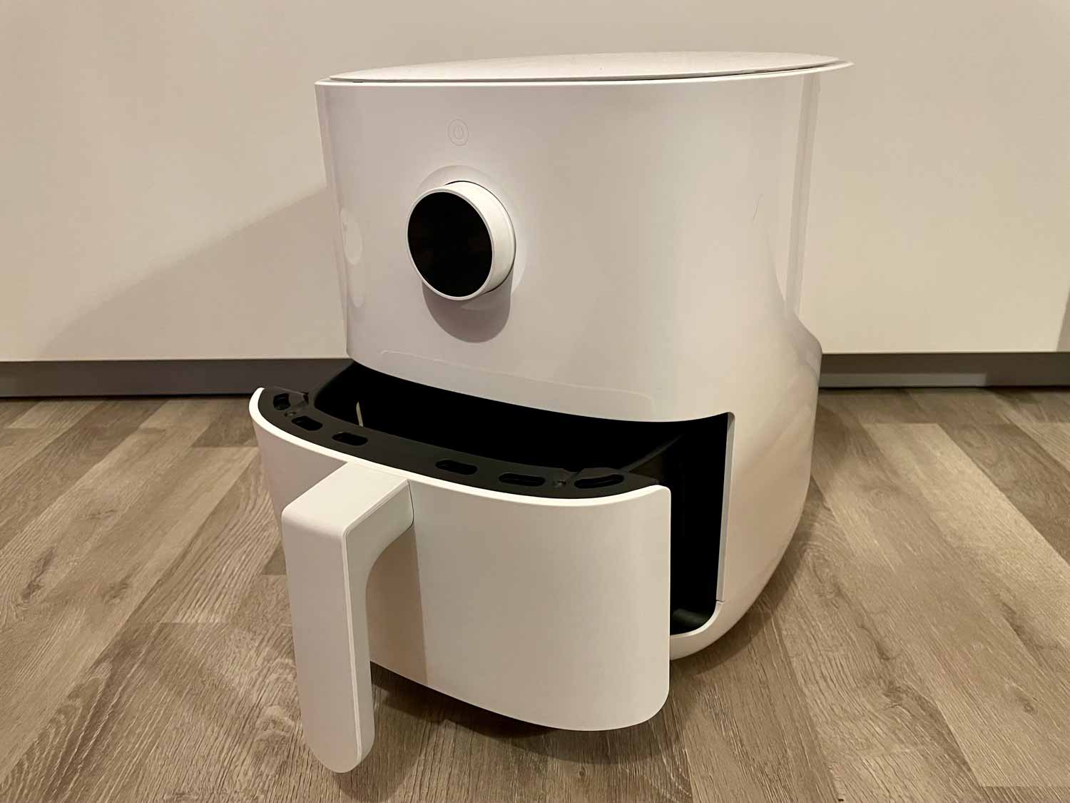 Der Xiaomi Air Fryer mit geöffnetem Frittierkorb