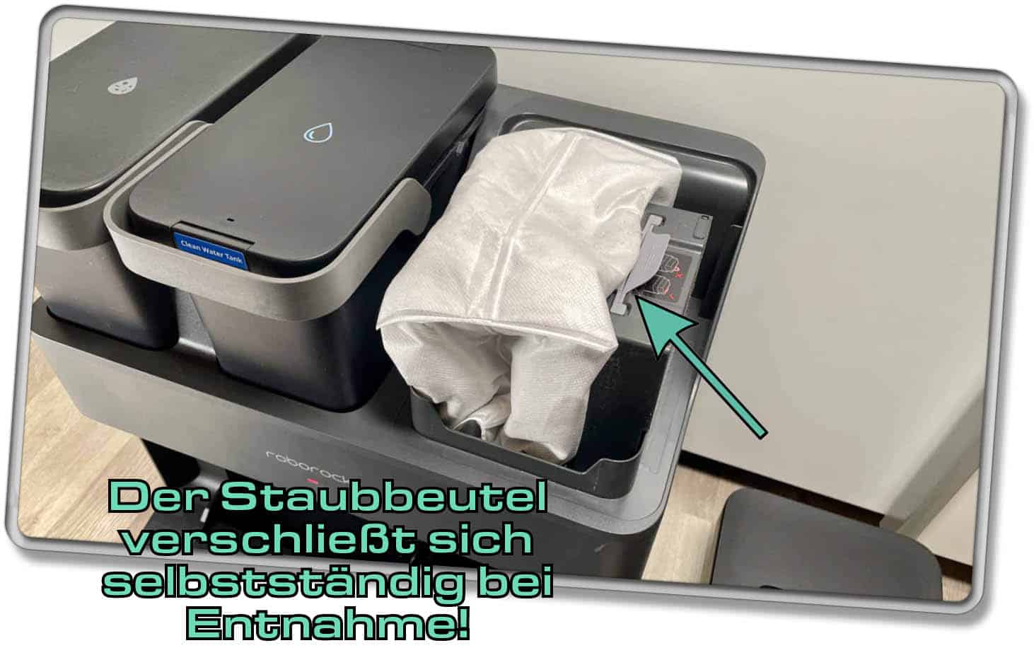 Unter einer transluzenten Abdeckung befindet sich ein Staubbeutel, der den Schmutz aus dem Staubbehälter des Roboters speichert.