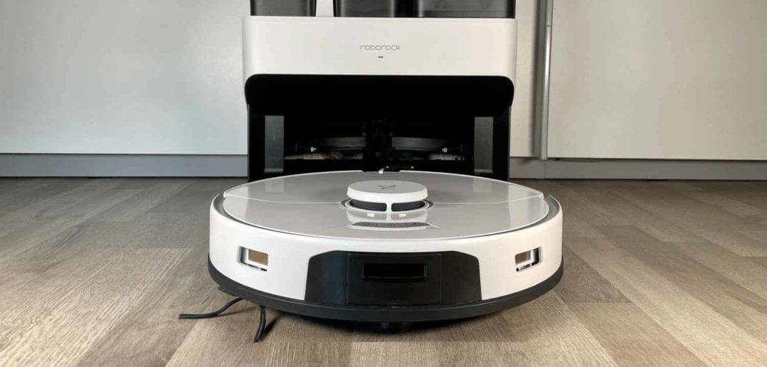 Roborock S7 Pro Ultra in seiner Ladestation beim Aufladen und reinigen der Wischpads