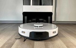 Roborock S7 Pro Ultra in seiner Ladestation beim Aufladen und reinigen der Wischpads
