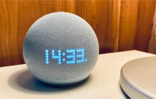 Alexa mit Uhr